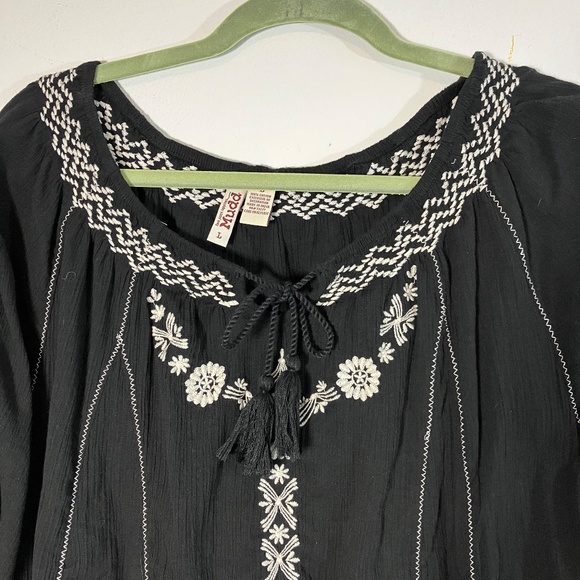 Mudd Embroidered Peasant Top - Large - Picture 2 of 10
